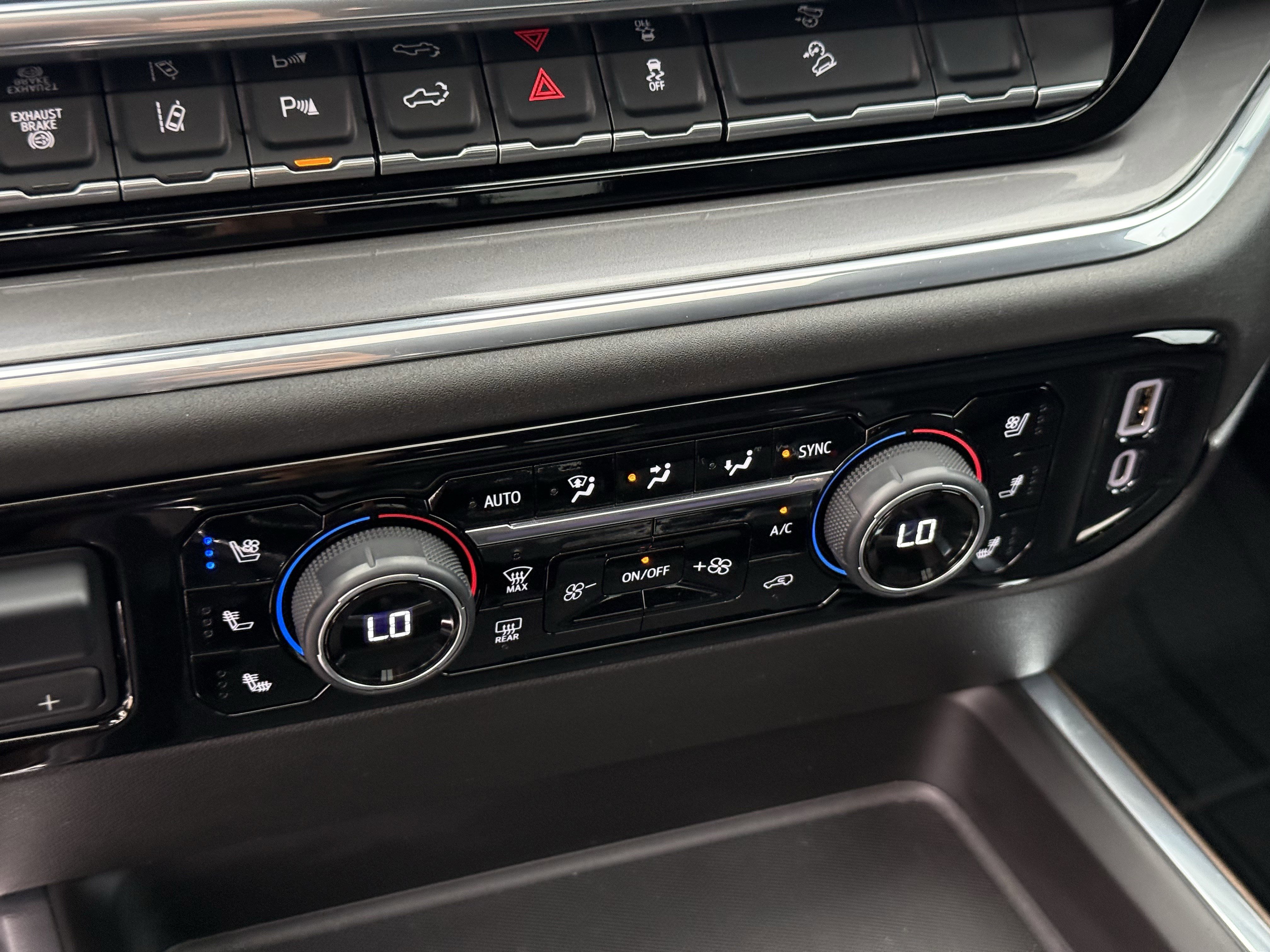 Used 2024 Chevrolet Silverado 2500 High Country w/ High Country Premium Package AWD/4WD image 22