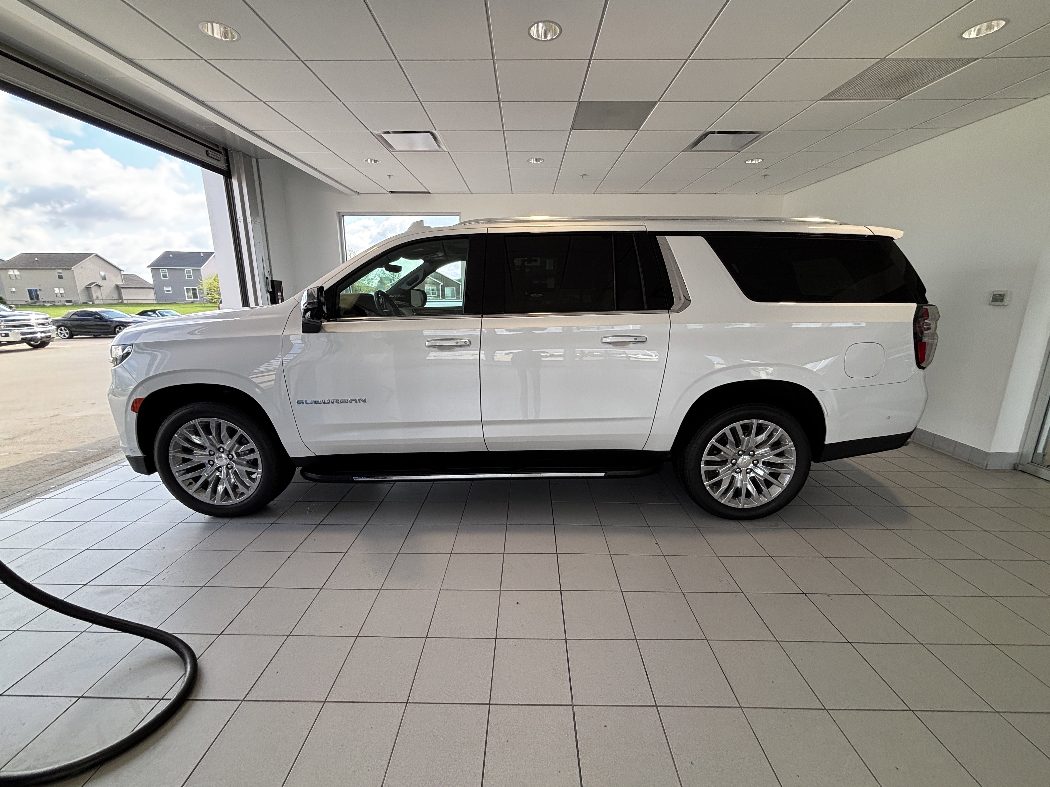 Used 2023 Chevrolet Suburban Premier w/ Advanced Technology Package image 2
