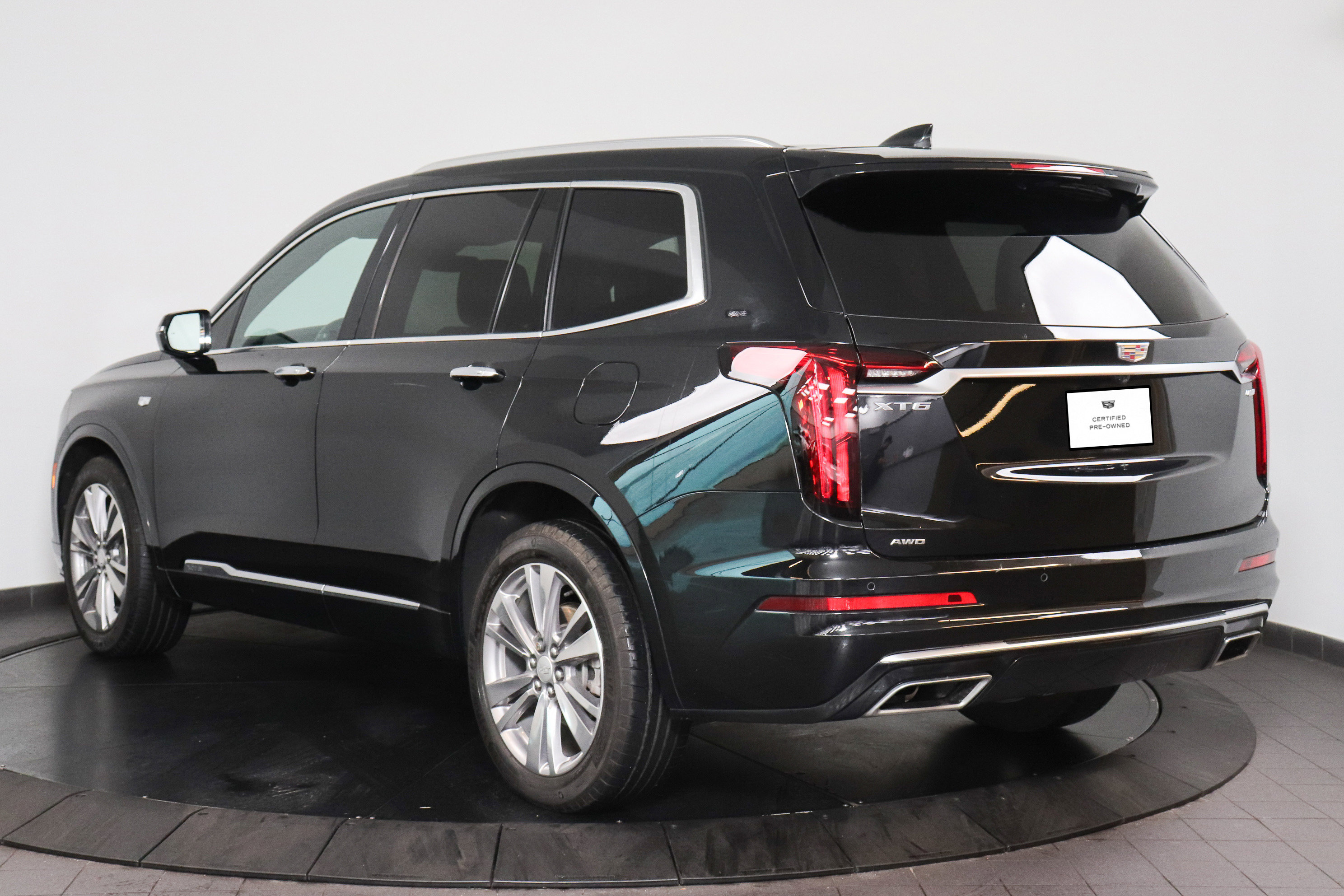 Used 2023 Cadillac XT6 Premium Luxury w/ LPO, Floor Liner Package AWD/4WD image 4