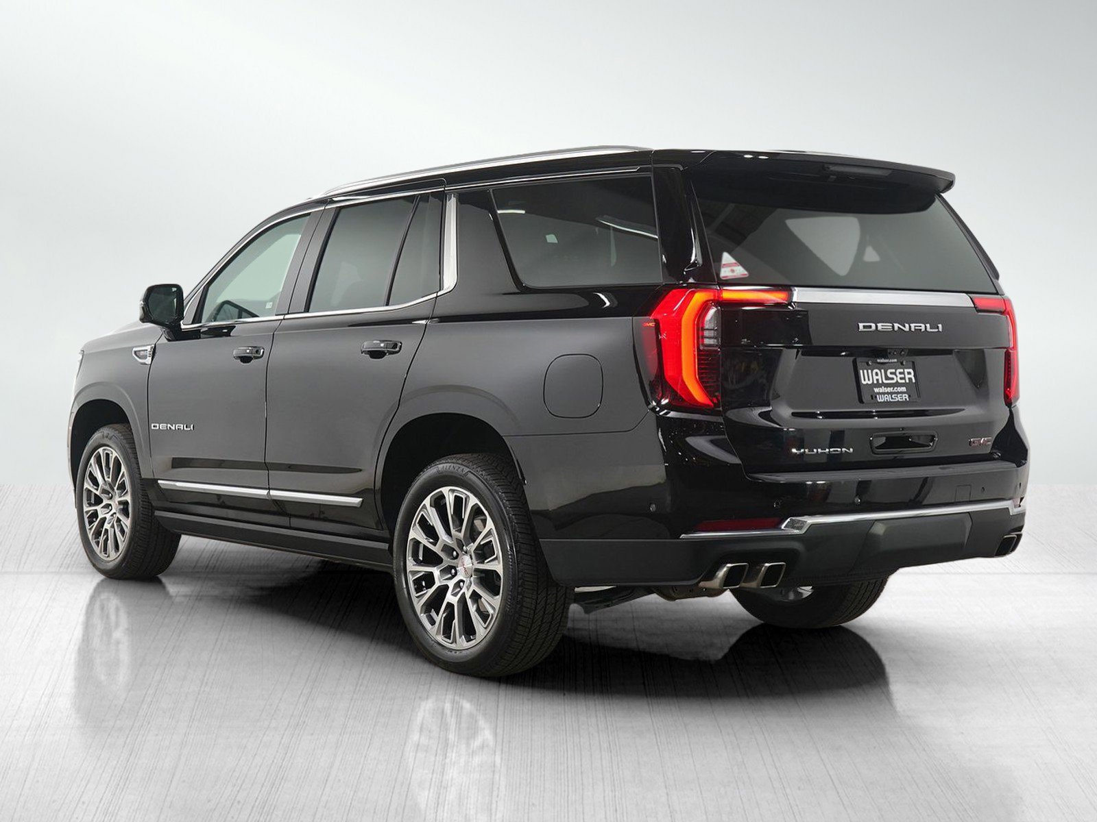 Used 2025 GMC Yukon Denali w/ Denali Reserve Package image 3