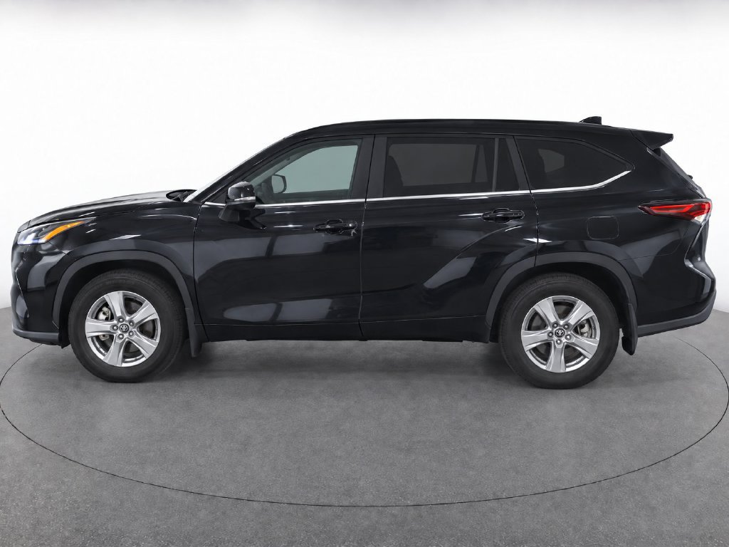 Used 2024 Toyota Highlander LE AWD/4WD image 8
