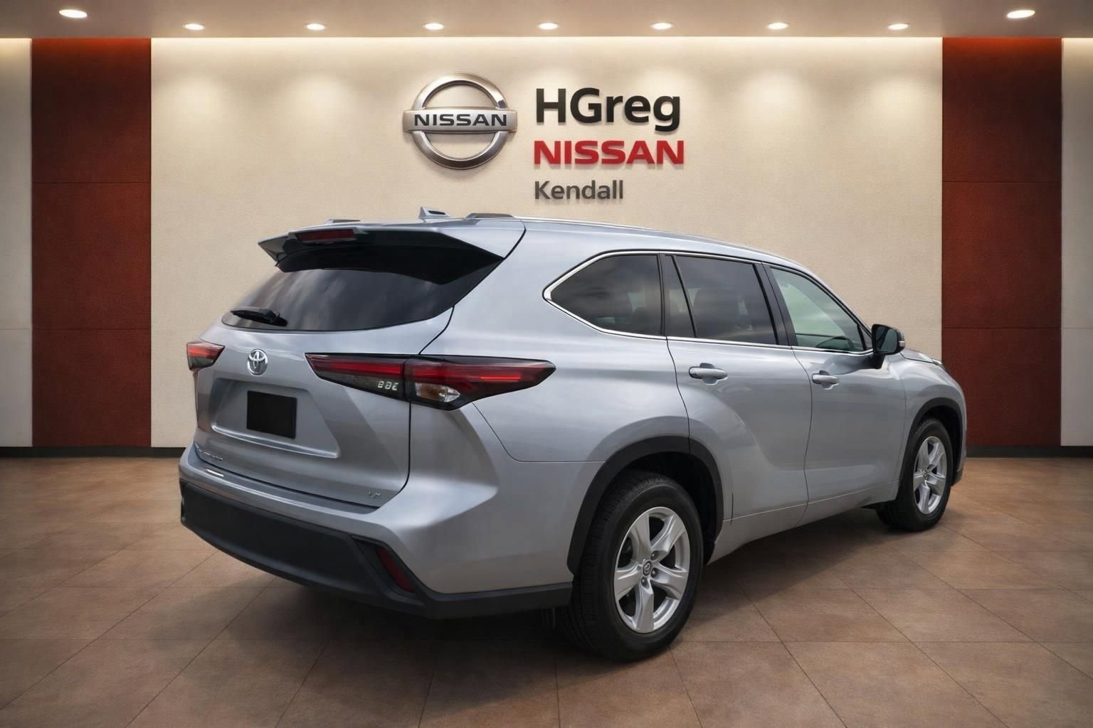 Used 2025 Toyota Highlander LE image 4