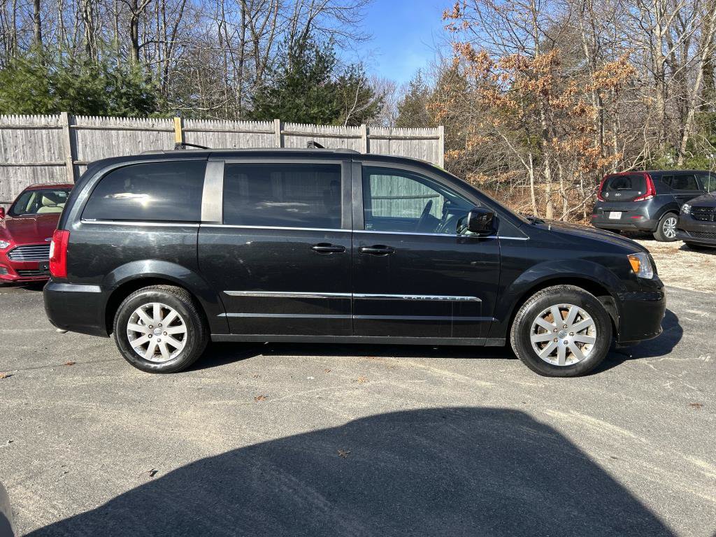 Used 2015 Chrysler Town & Country Touring FWD image 2