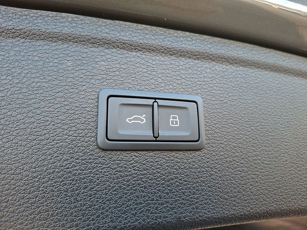 Used 2023 Audi Q5 e Premium w/ Convenience Package image 26