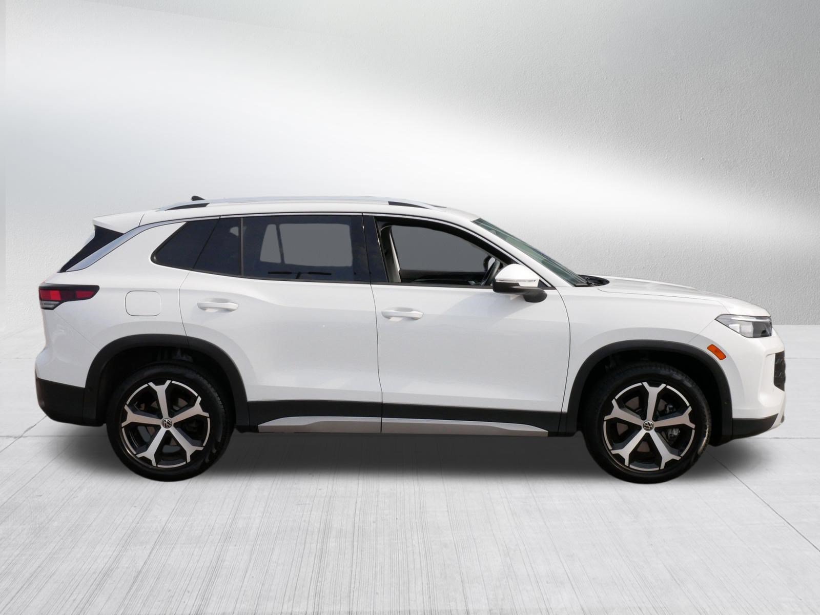 Certified 2025 Volkswagen Tiguan SE w/ Panoramic Sunroof Package AWD/4WD image 8