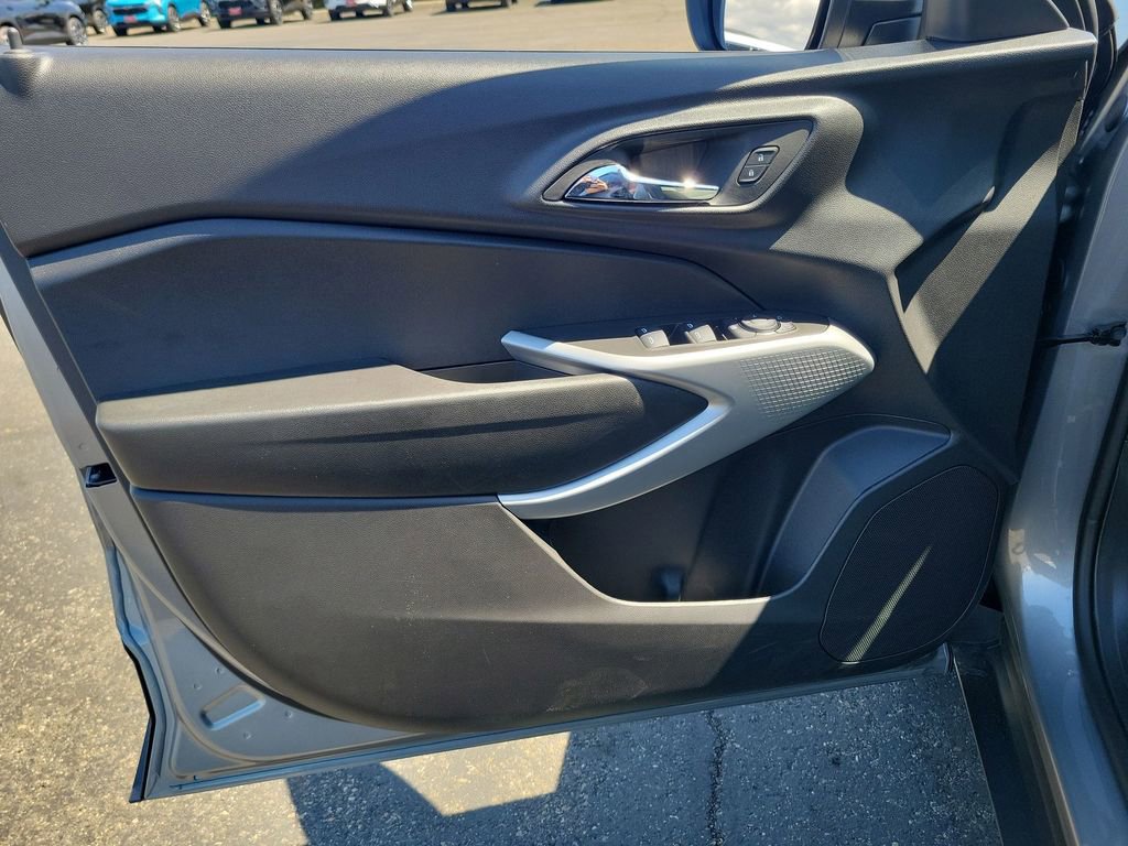Used 2025 Chevrolet Trax RS w/ Sunroof Package FWD image 20