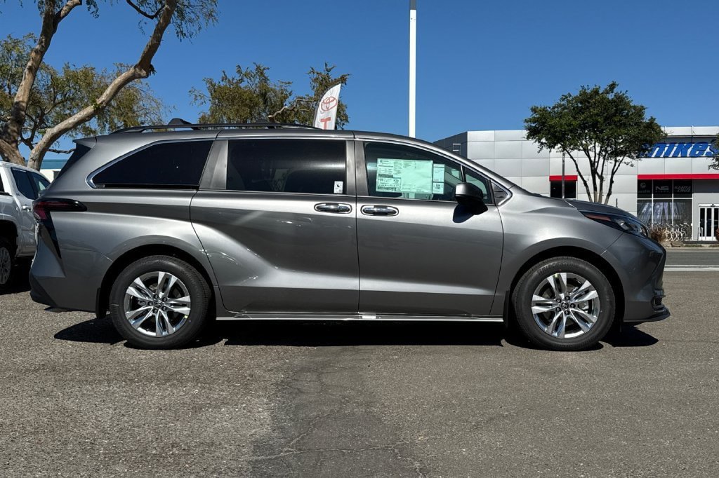 New 2026 Toyota Sienna XLE AWD/4WD image 4