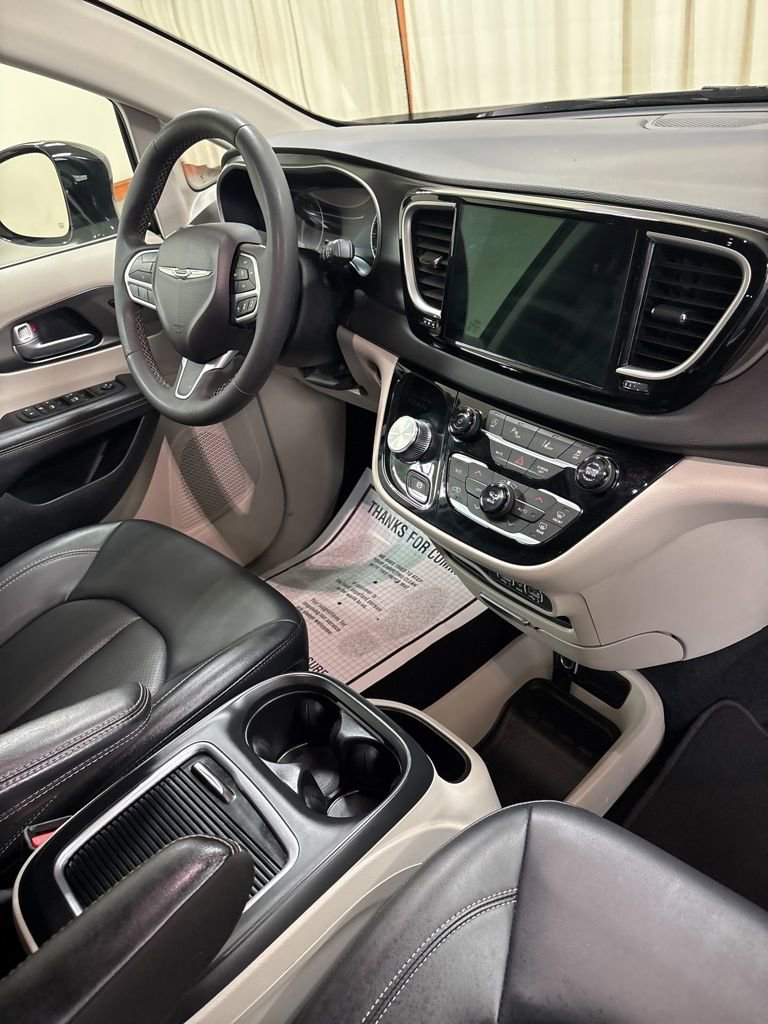 Used 2024 Chrysler Pacifica Touring-L FWD image 30