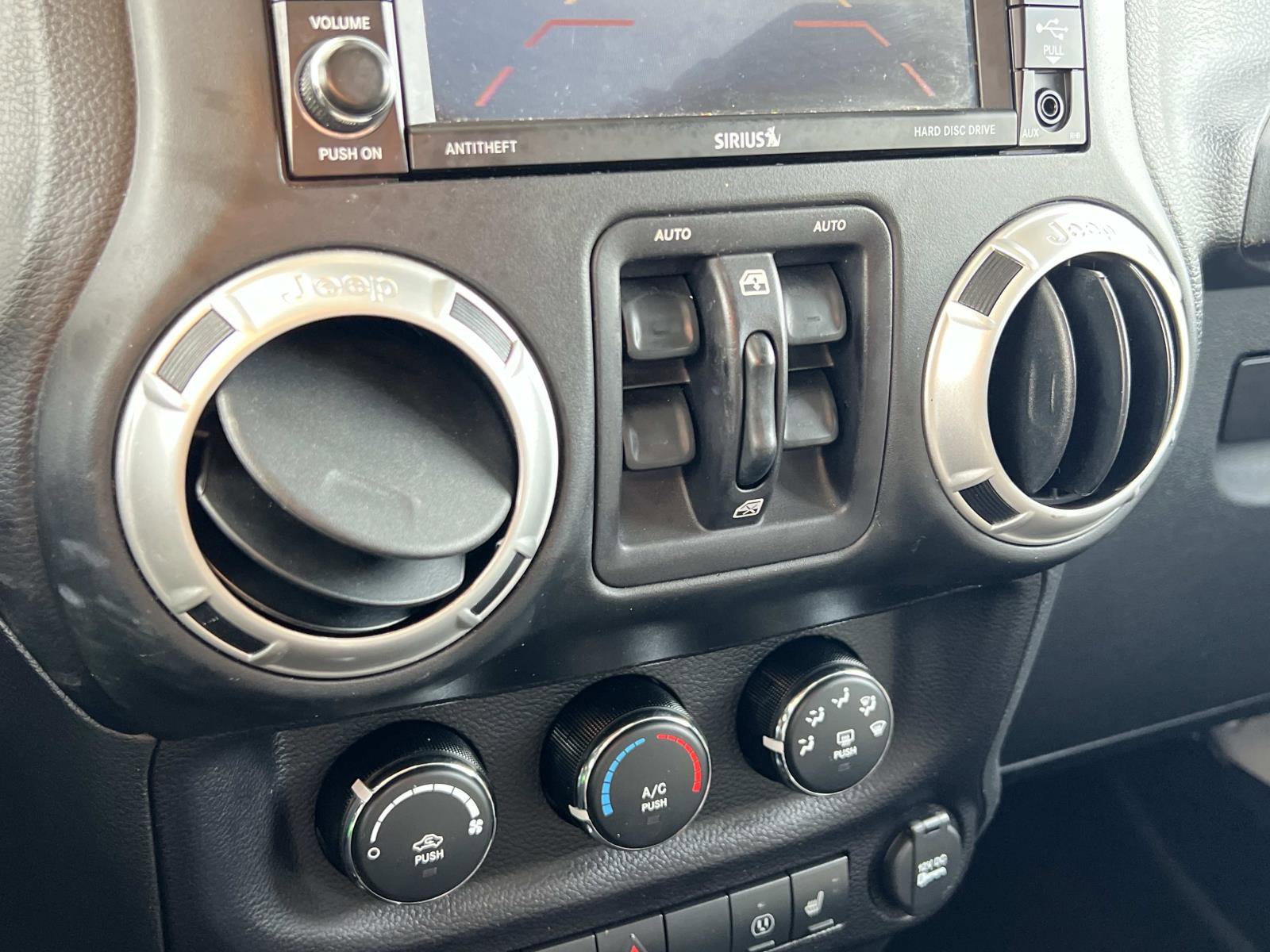 Used 2016 Jeep Wrangler Unlimited Rubicon w/ Connectivity Group image 15