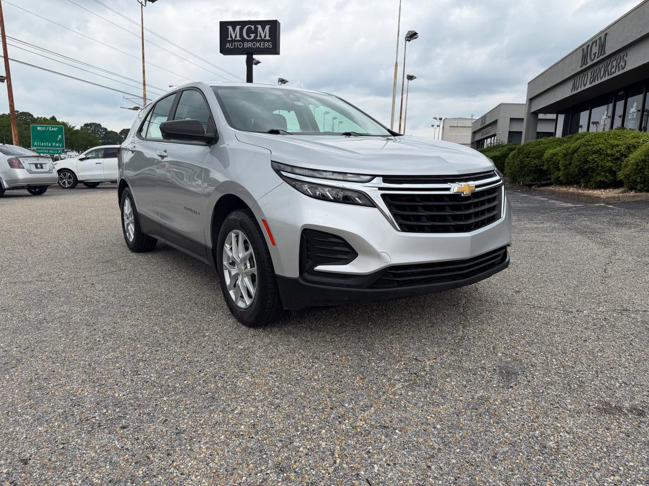 Used 2022 Chevrolet Equinox LS w/ Driver Confidence II Package FWD image 2