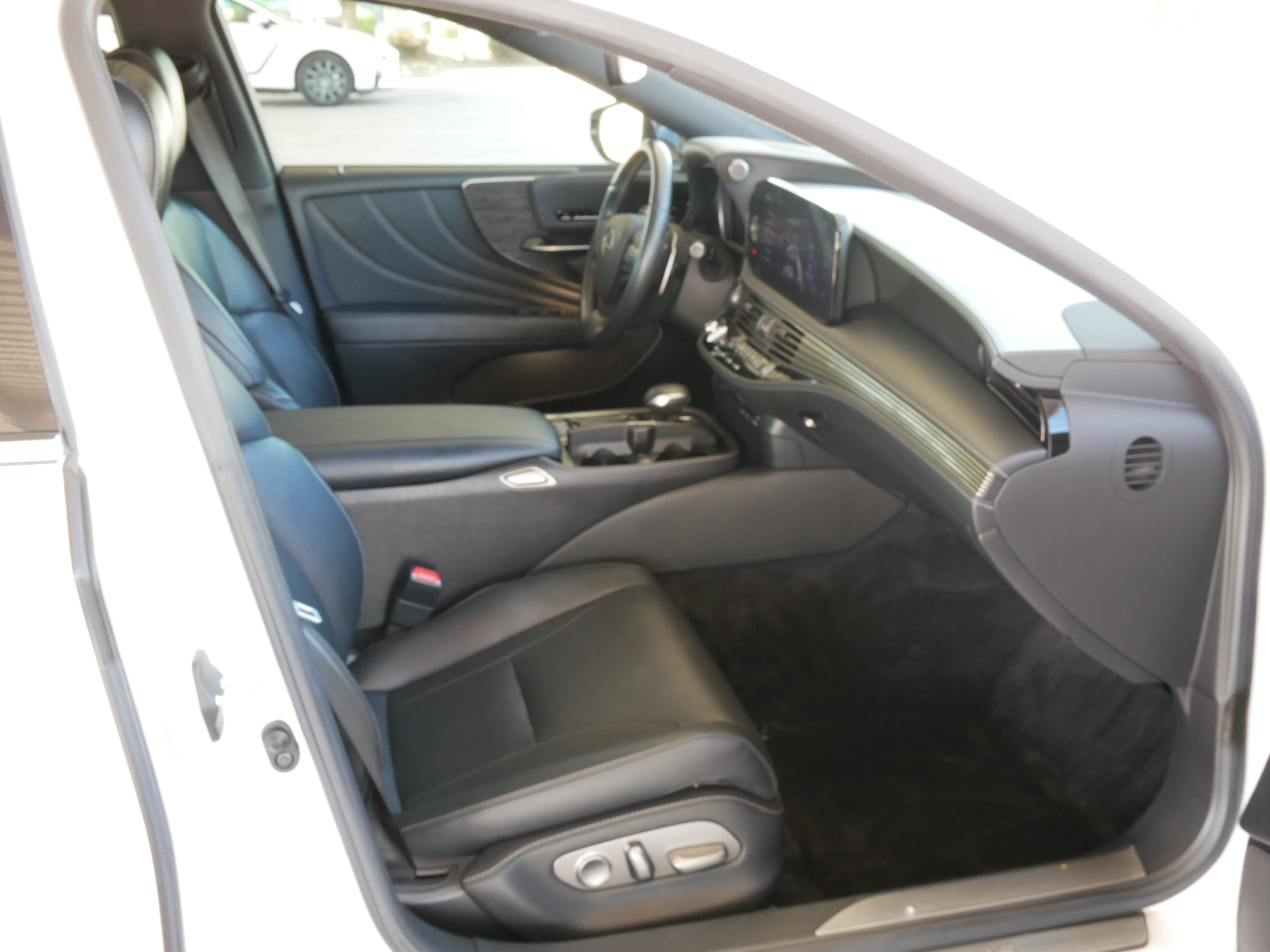 Used 2022 Lexus LS 500 w/ Accessory Package (Z1) RWD image 10
