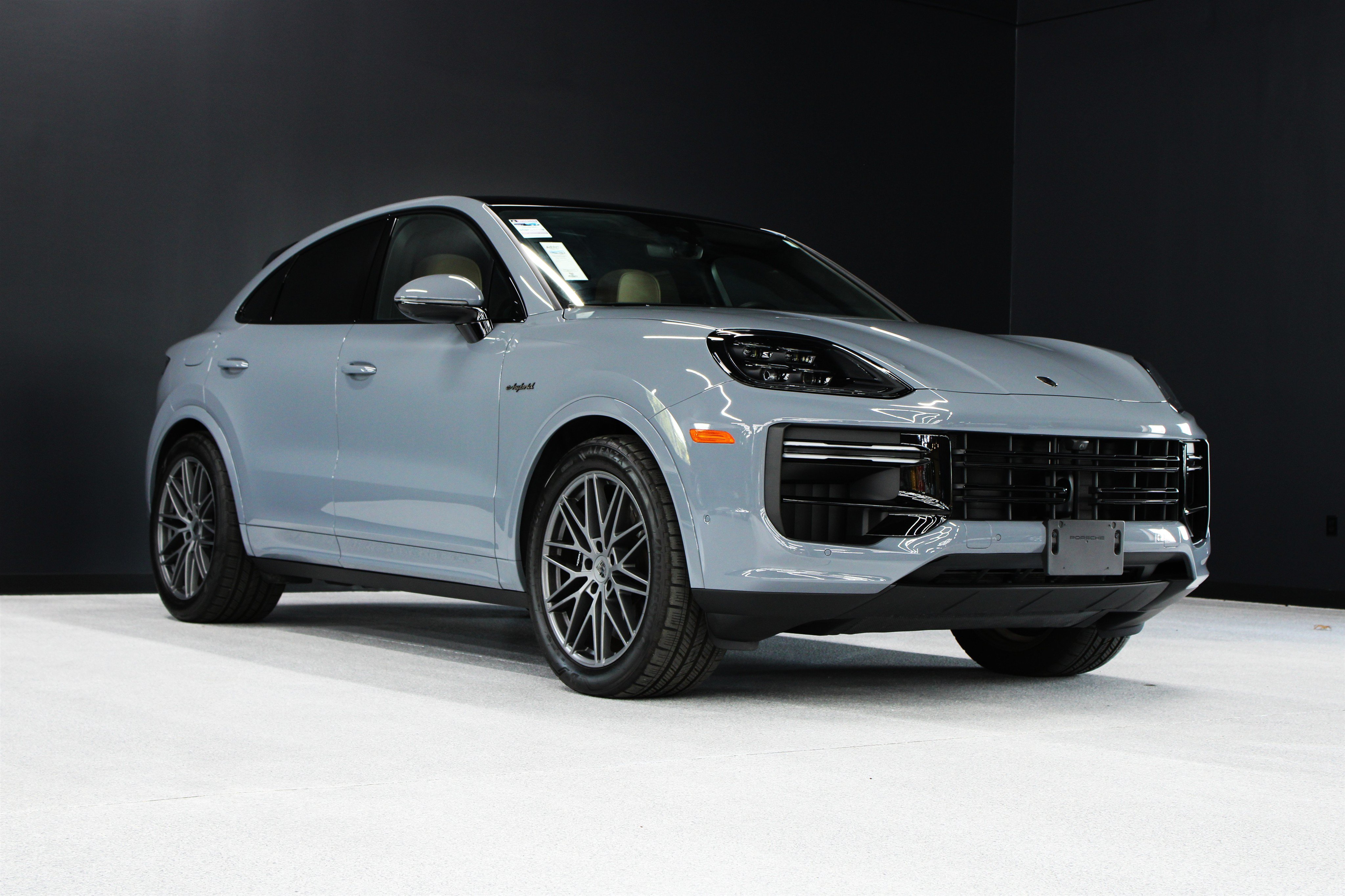 Used 2025 Porsche Cayenne Turbo AWD/4WD image 1