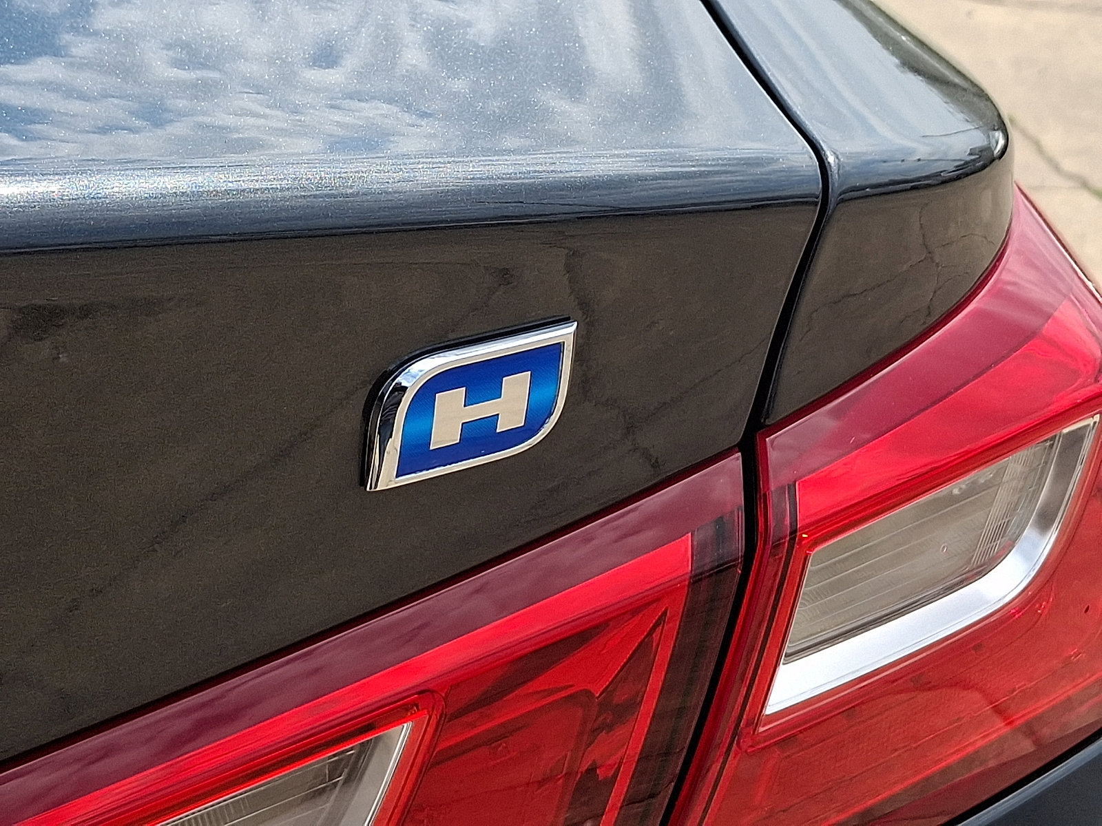 Used 2016 Chevrolet Malibu Hybrid w/ Leather Package FWD image 32