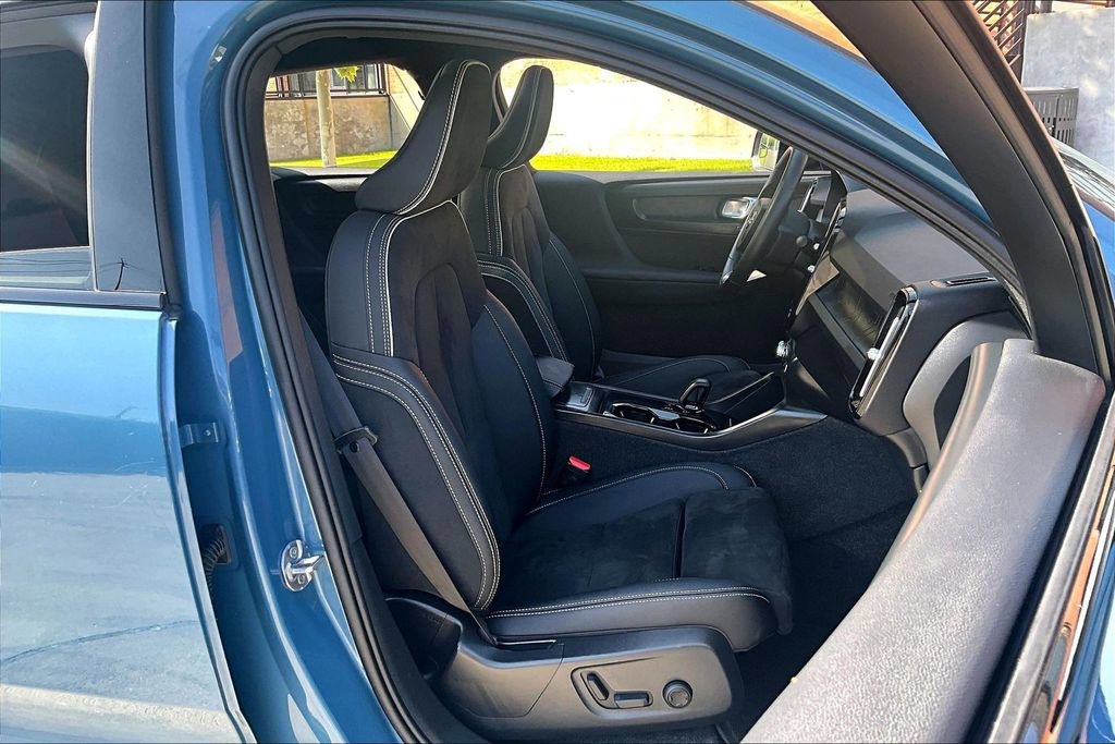Certified 2023 Volvo C40 P8 Recharge Ultimate w/ Protection Package Premier AWD/4WD image 10