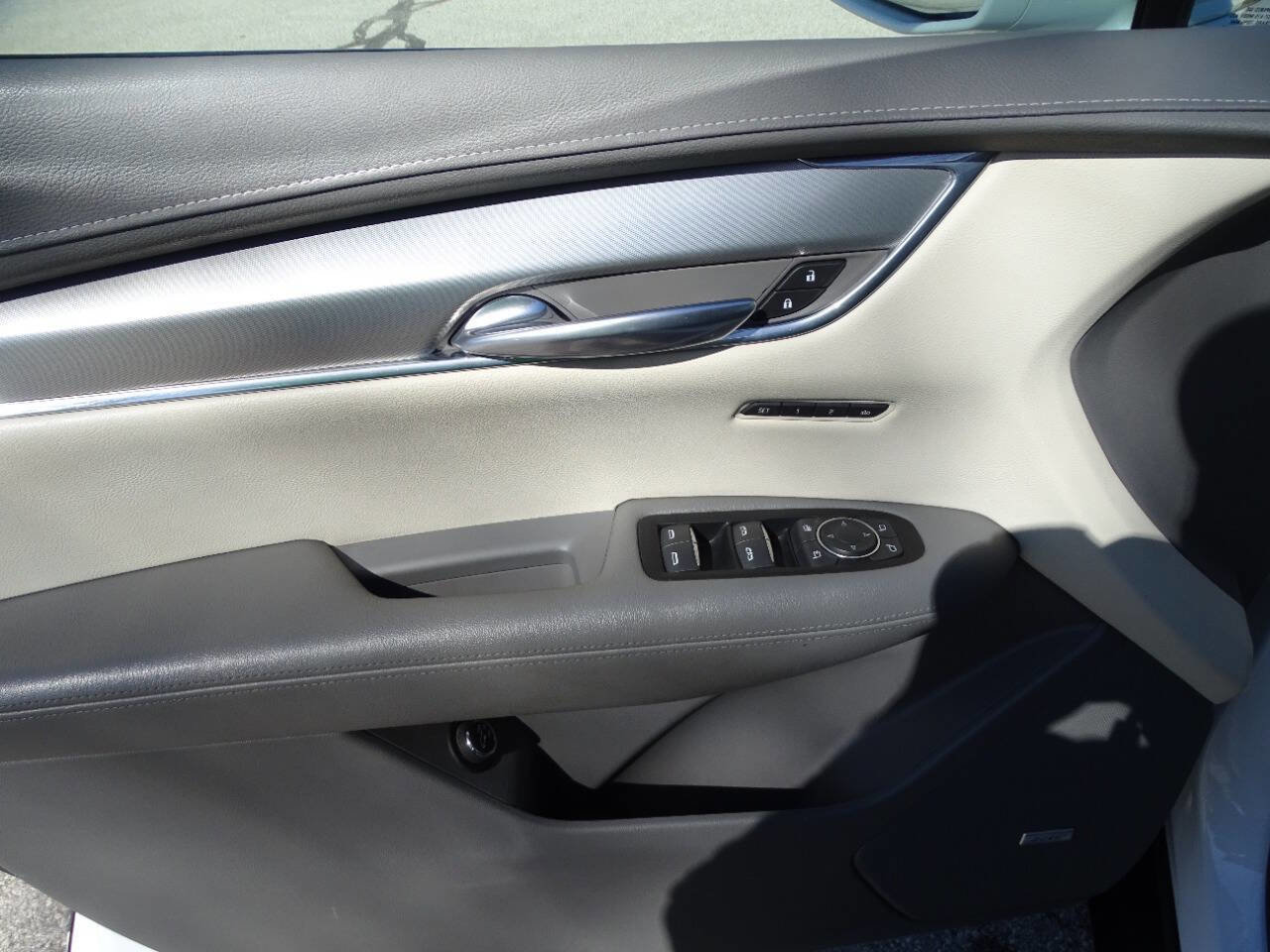 Used 2017 Cadillac XT5 Luxury image 16