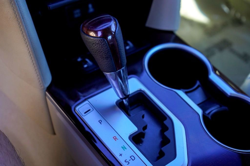 Used 2012 Toyota Camry XLE w/ Leather Pkg image 15