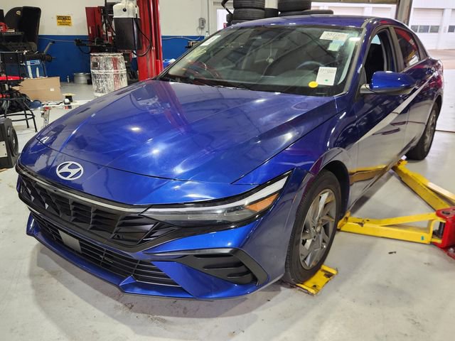 Used 2024 Hyundai Elantra SEL image 2