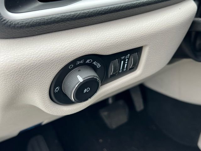 Used 2024 Chrysler Pacifica Select image 20