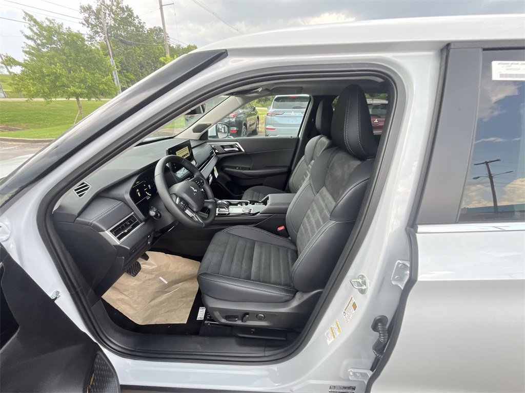 New 2025 Mitsubishi Outlander SE image 11