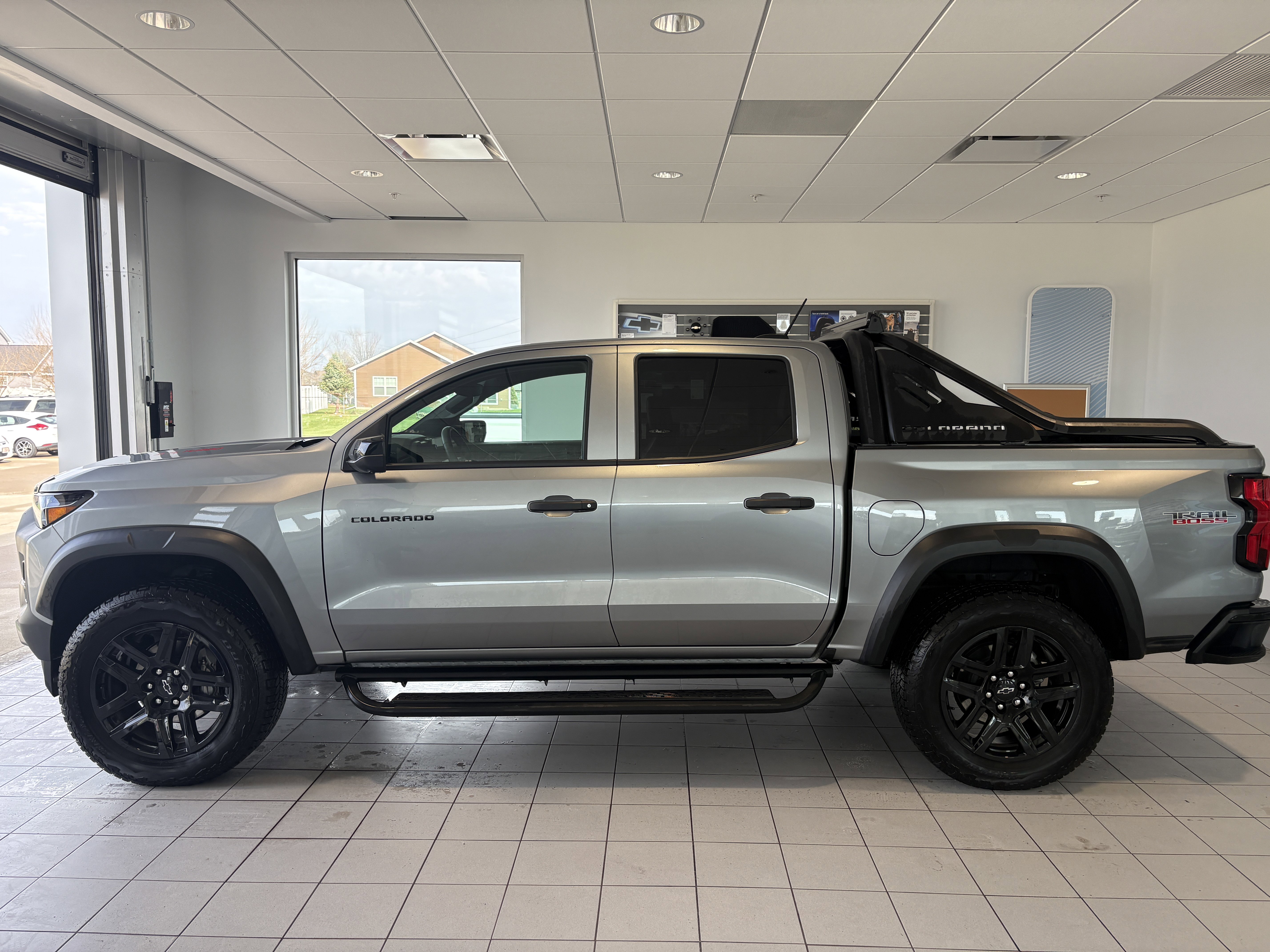 Used 2025 Chevrolet Colorado Trail Boss w/ Midnight Edition image 2