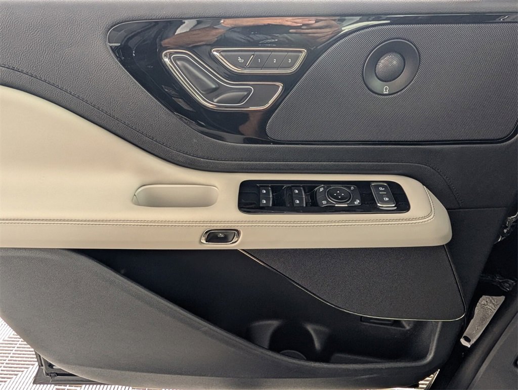 New 2025 Lincoln Aviator Reserve w/ Luxury Package image 14