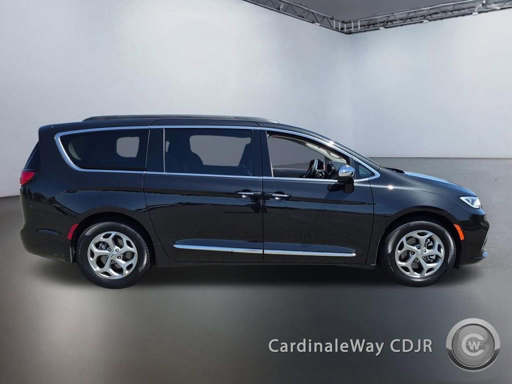 Used 2023 Chrysler Pacifica Limited FWD image 2