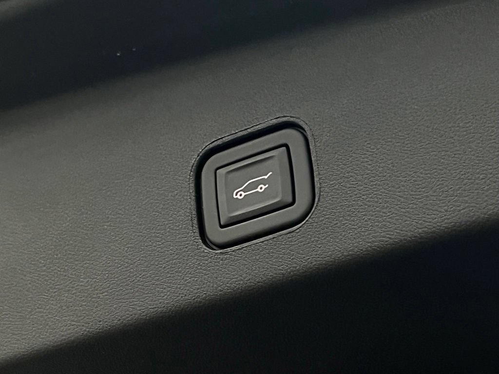 Used 2025 Cadillac Lyriq Luxury w/ LPO, Floor Liner Package AWD/4WD image 25