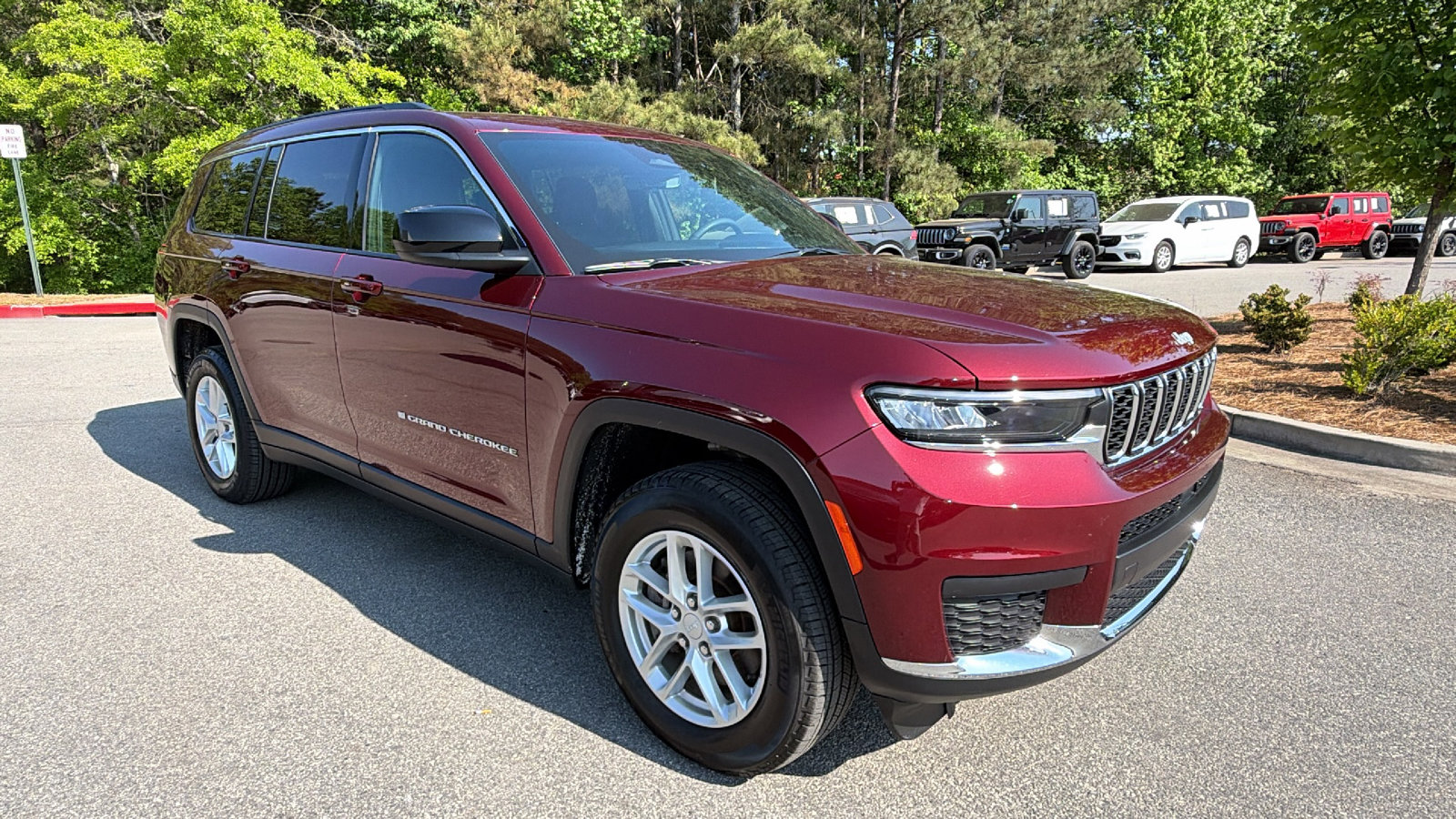 Used 2025 Jeep Grand Cherokee L Laredo w/ Luxury Tech Group I RWD image 5