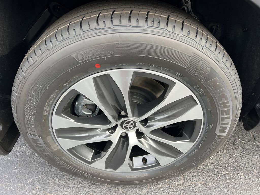 New 2025 Toyota Highlander XLE image 17