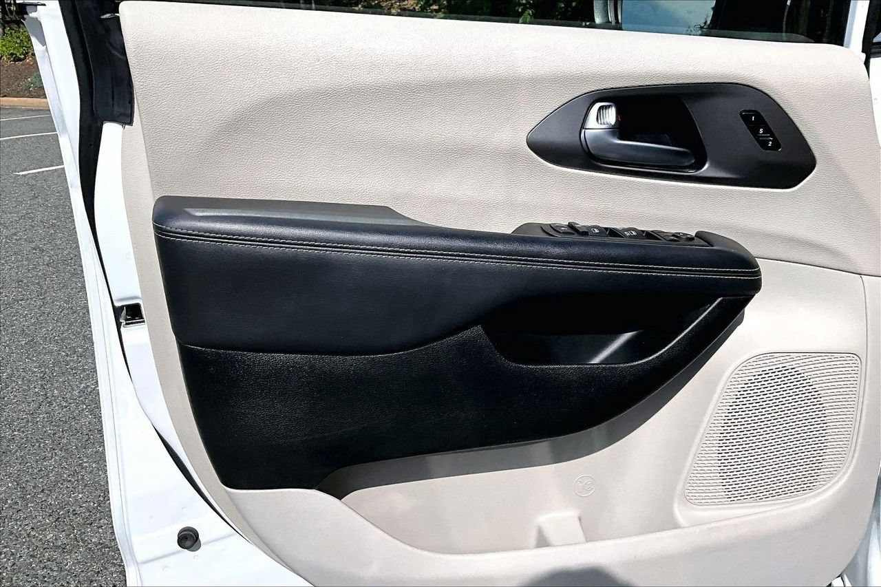 Certified 2023 Chrysler Pacifica Touring-L FWD image 26