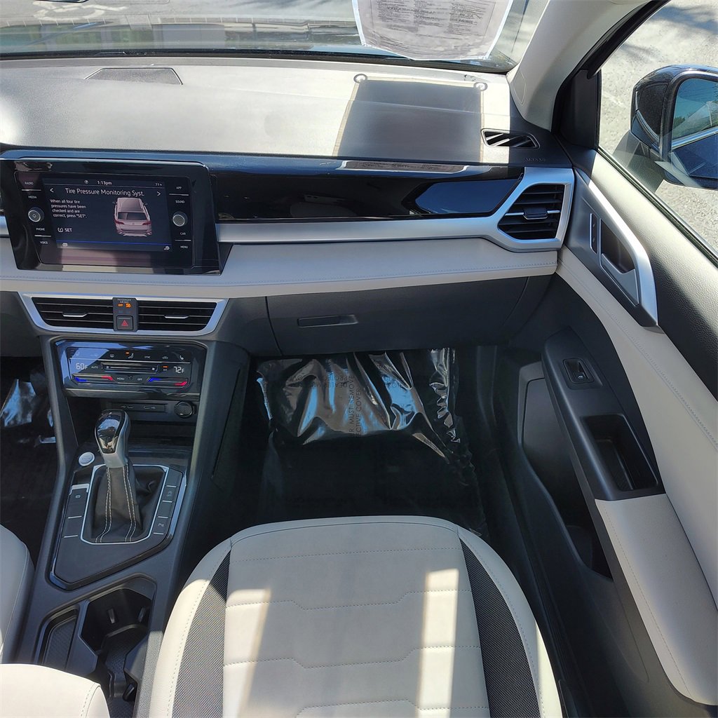 Certified 2025 Volkswagen Taos SE image 14