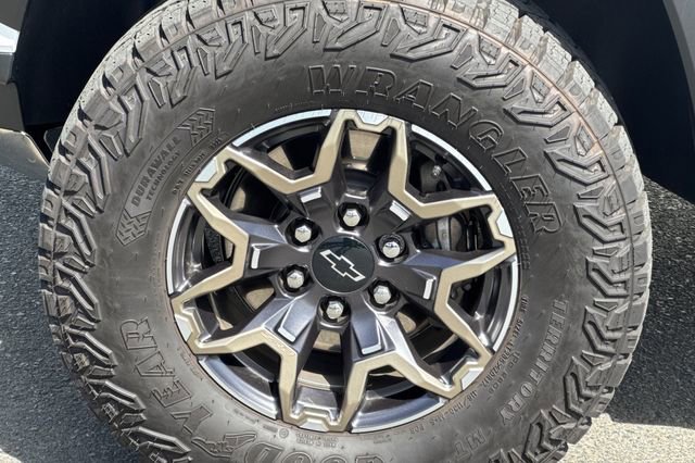 Used 2025 Chevrolet Colorado ZR2 w/ Technology Package image 24