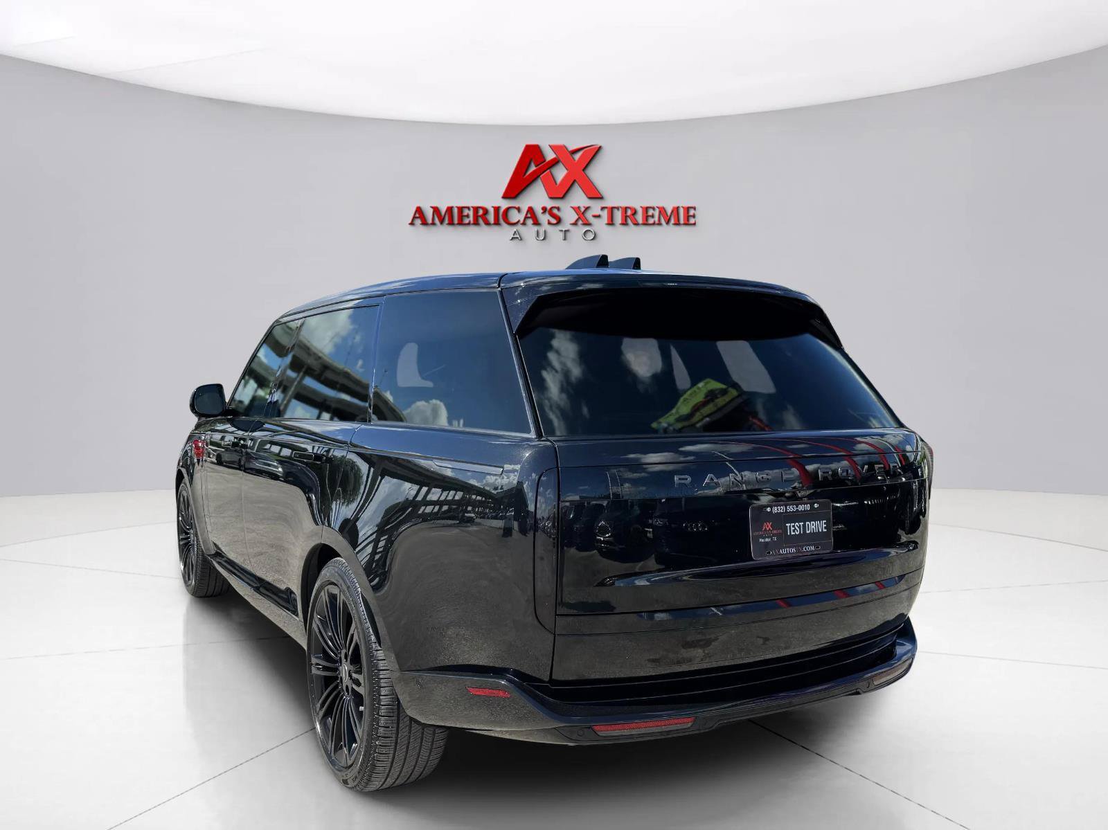 Used 2025 Land Rover Range Rover Long Wheelbase SE AWD/4WD image 4