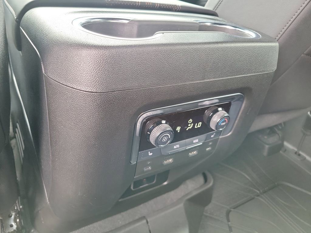 Used 2025 Chevrolet Suburban High Country AWD/4WD image 16