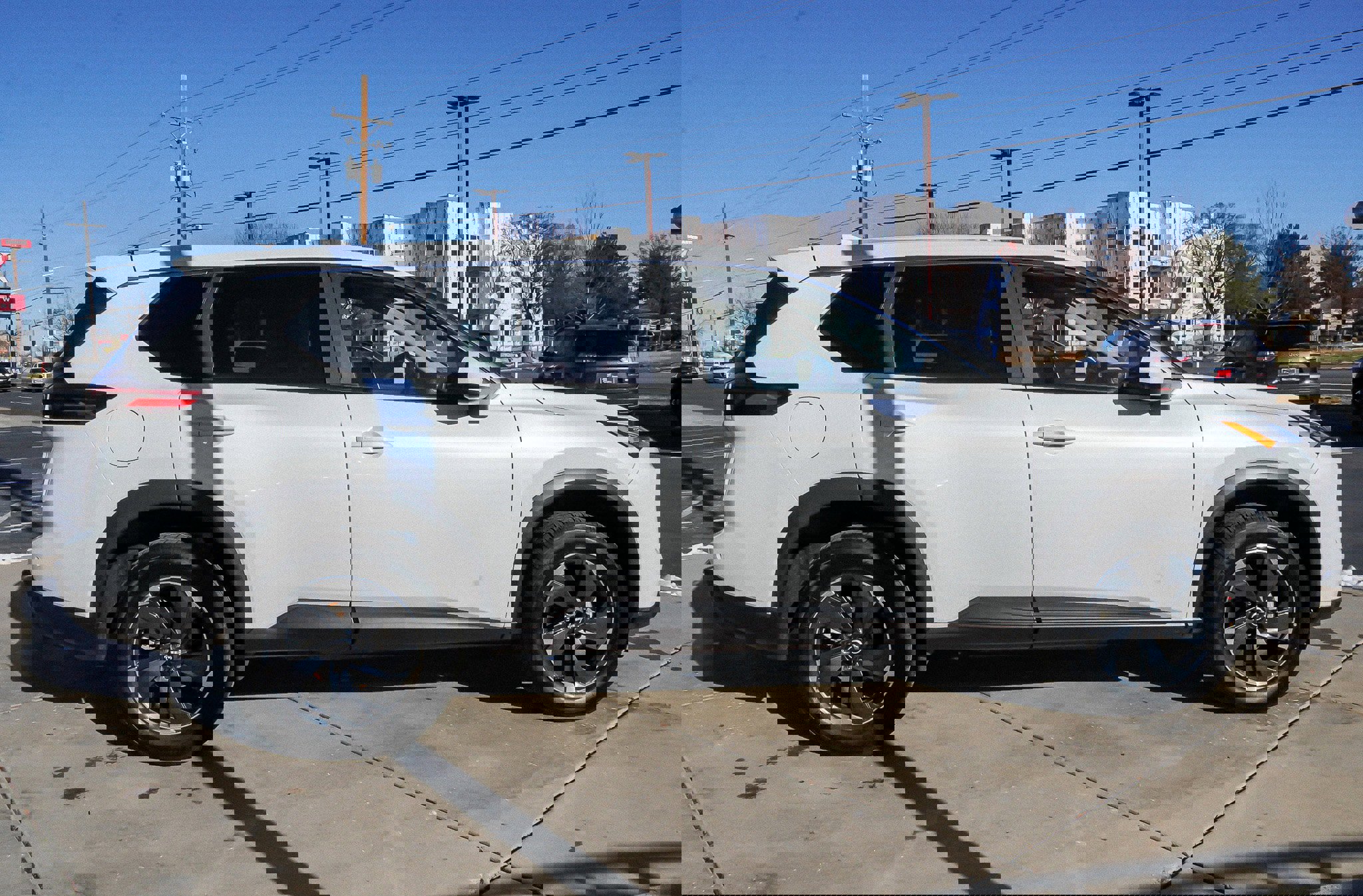 Used 2025 Nissan Rogue SV image 9