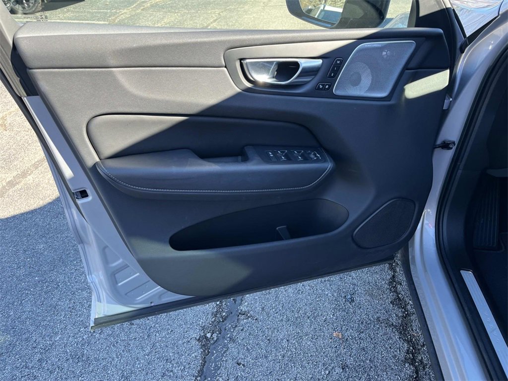 Used 2023 Volvo XC60 B5 Ultimate image 24