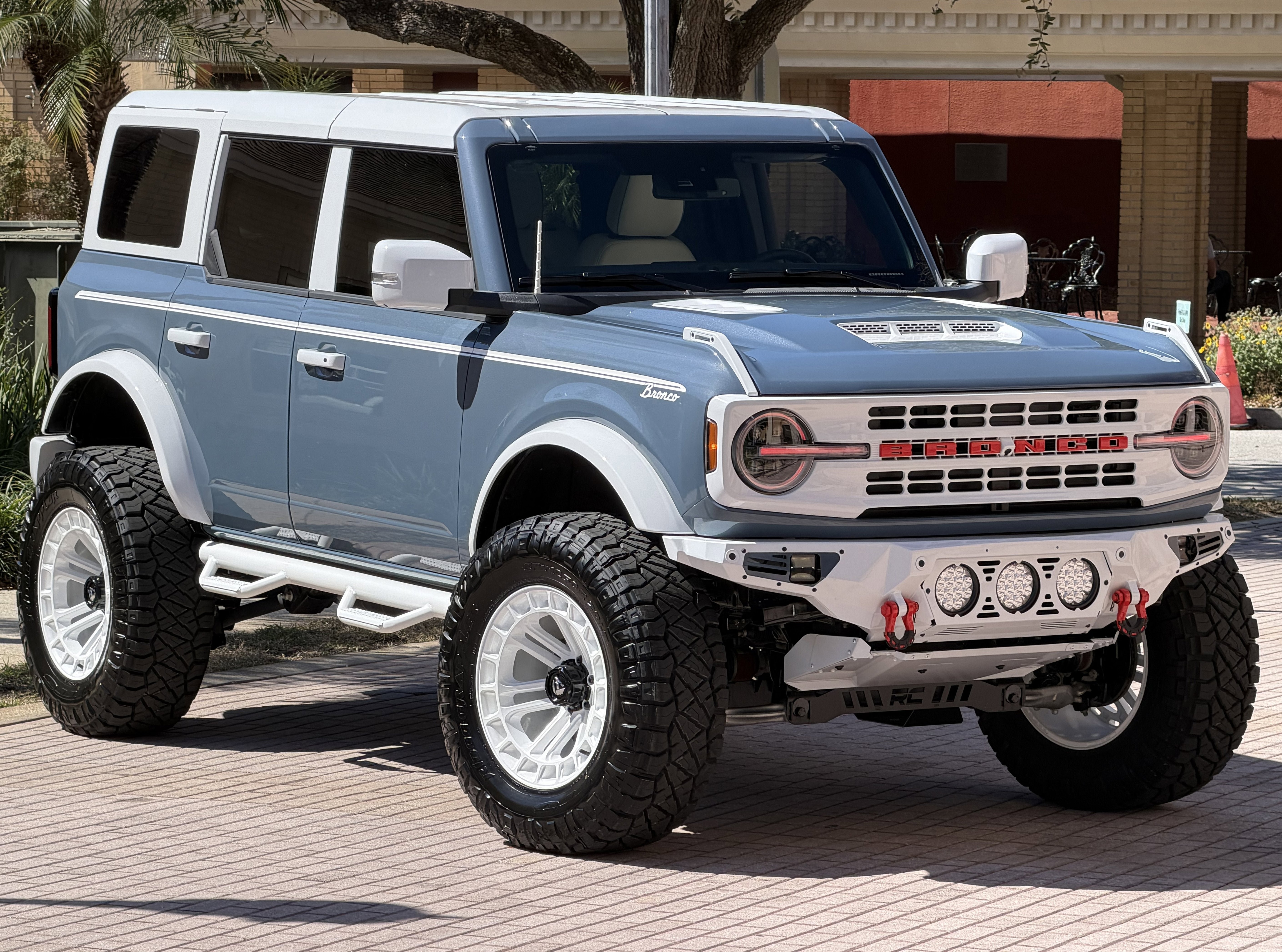 Used 2025 Ford Bronco Outer Banks AWD/4WD image 3
