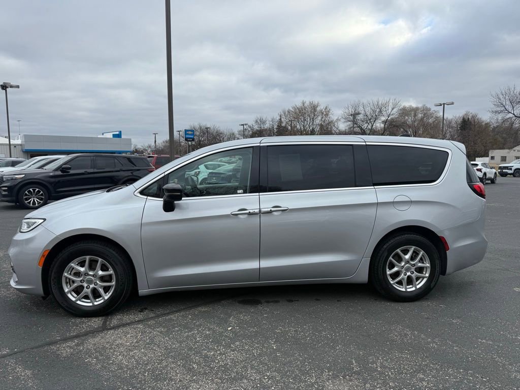 Used 2024 Chrysler Pacifica Touring-L image 2