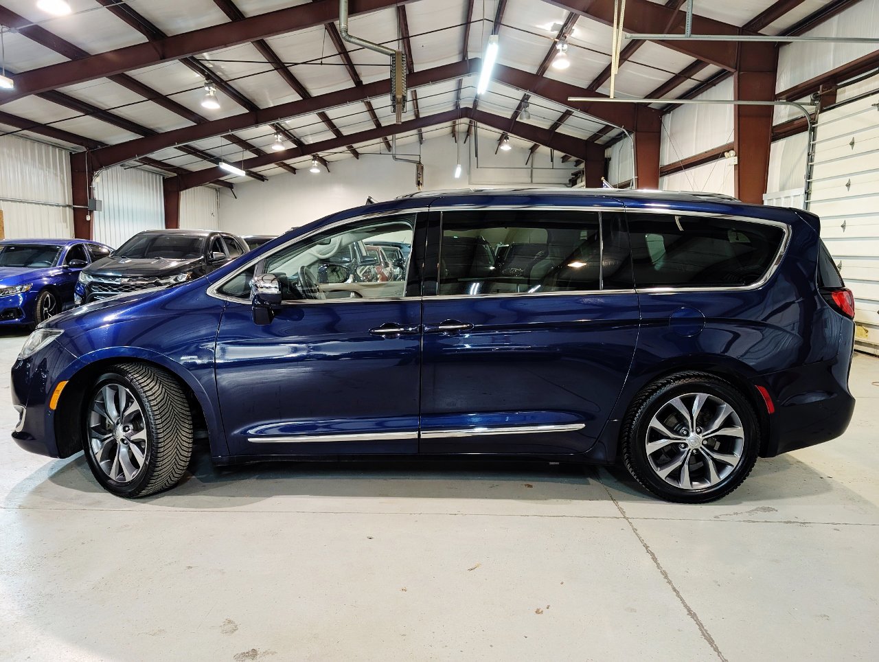Used 2017 Chrysler Pacifica Limited image 9