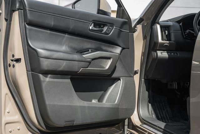 Used 2024 Nissan Pathfinder Platinum w/ Black Appearance Package image 41