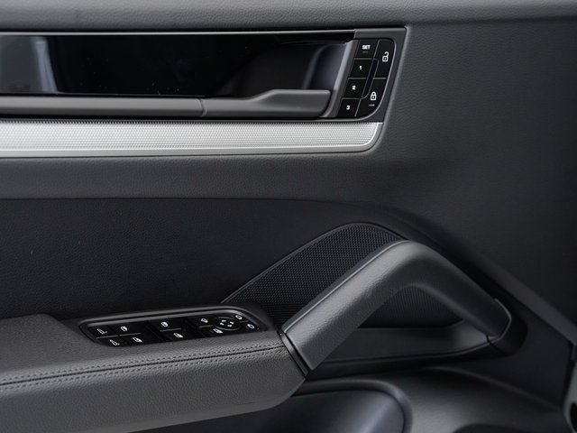 Certified 2025 Porsche Cayenne AWD/4WD image 8