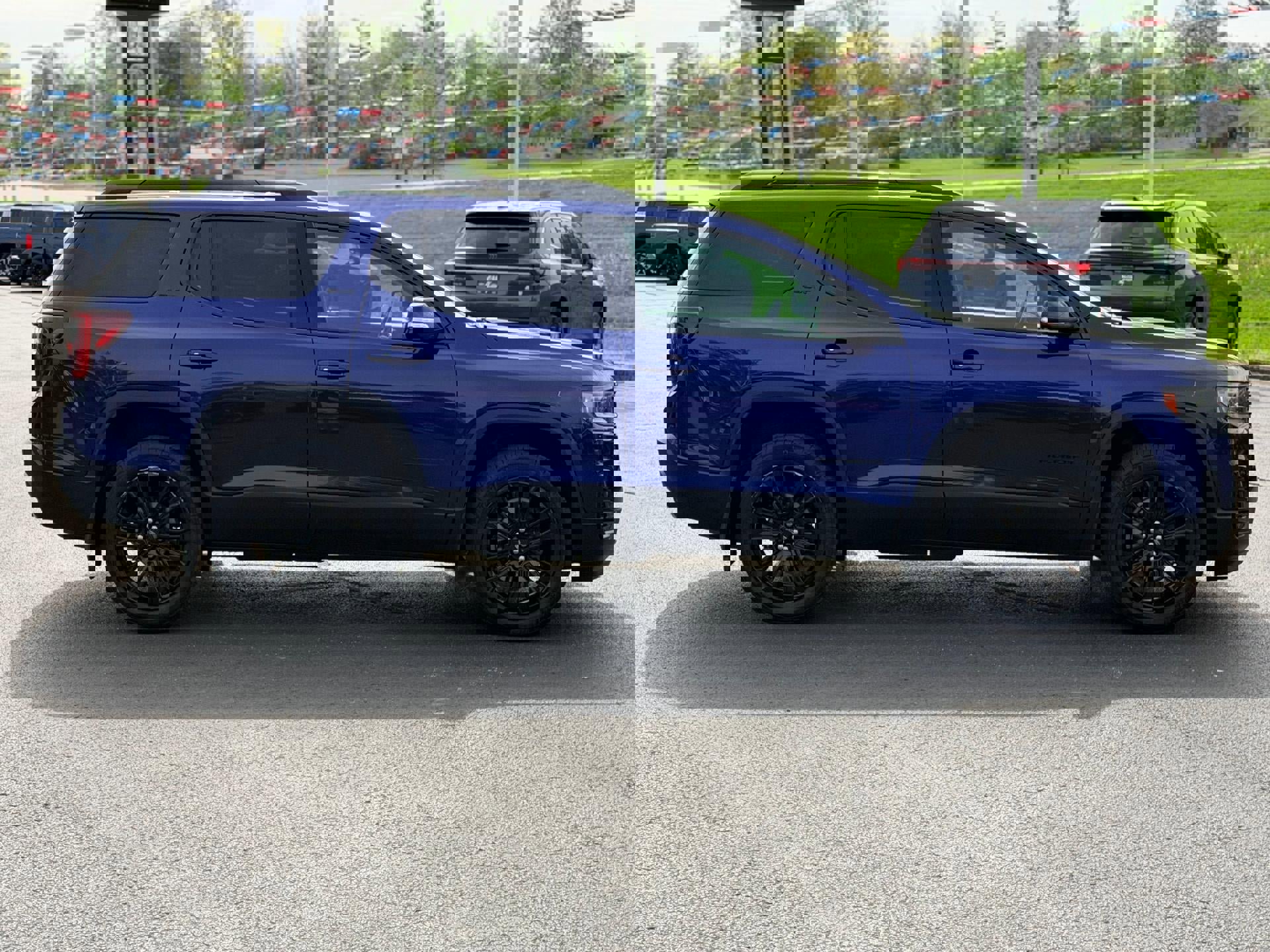 Used 2023 GMC Acadia SLT w/ Elevation Edition image 4