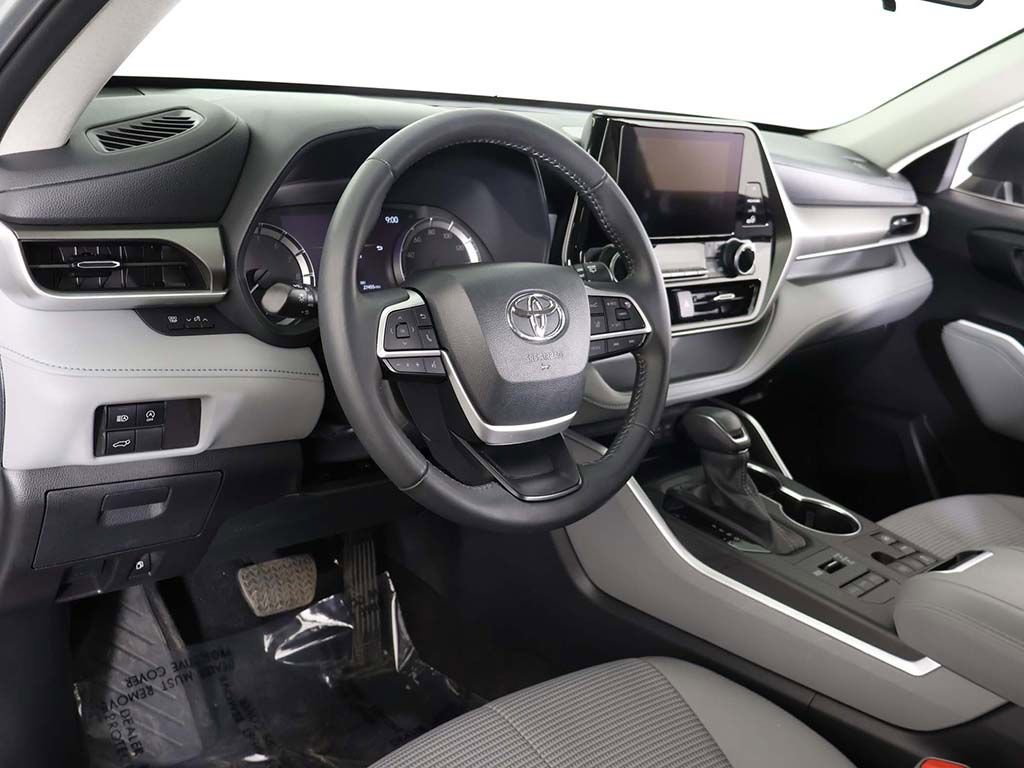 Used 2024 Toyota Highlander LE AWD/4WD image 26