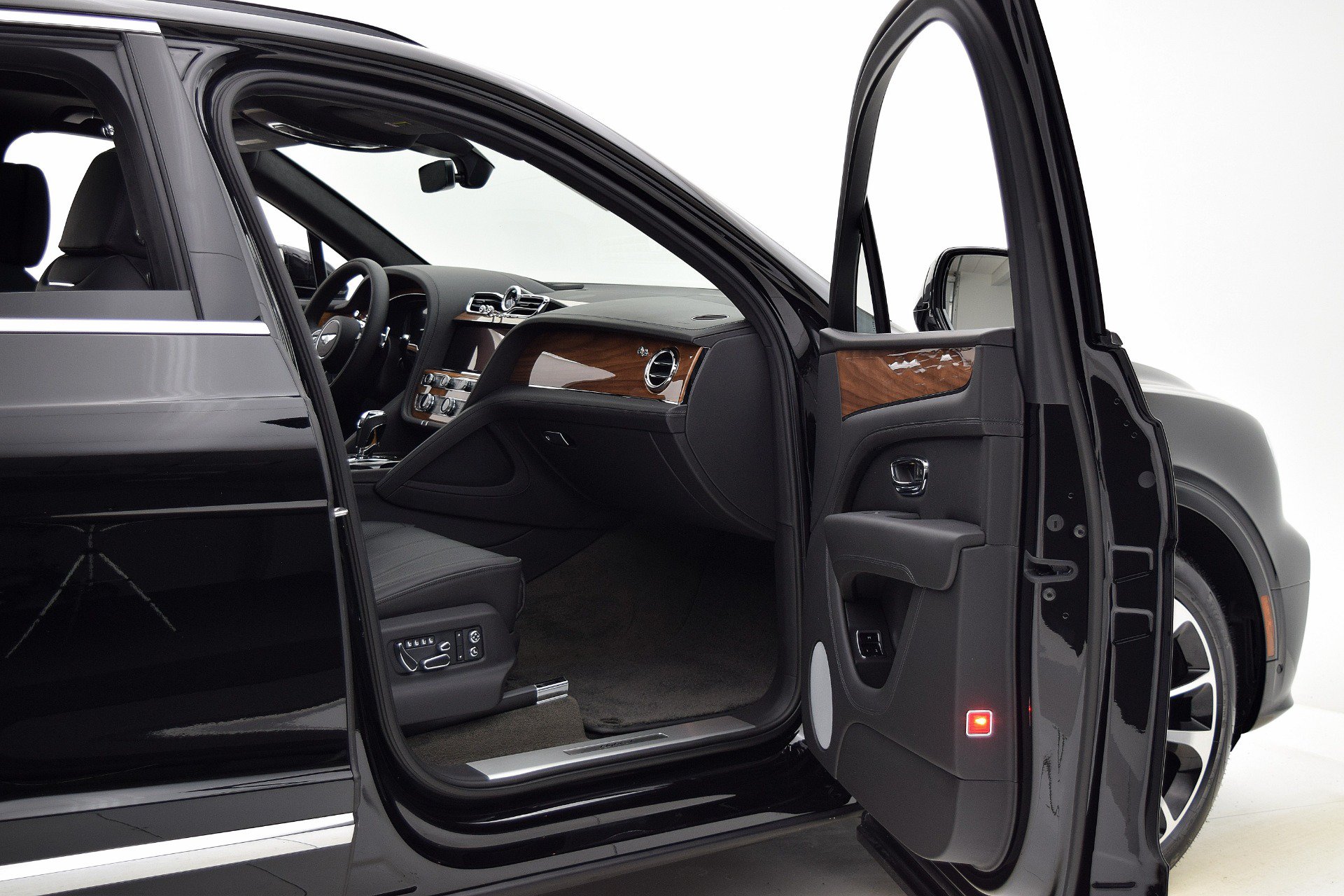 Certified 2021 Bentley Bentayga Plug-In Hybrid AWD/4WD image 24