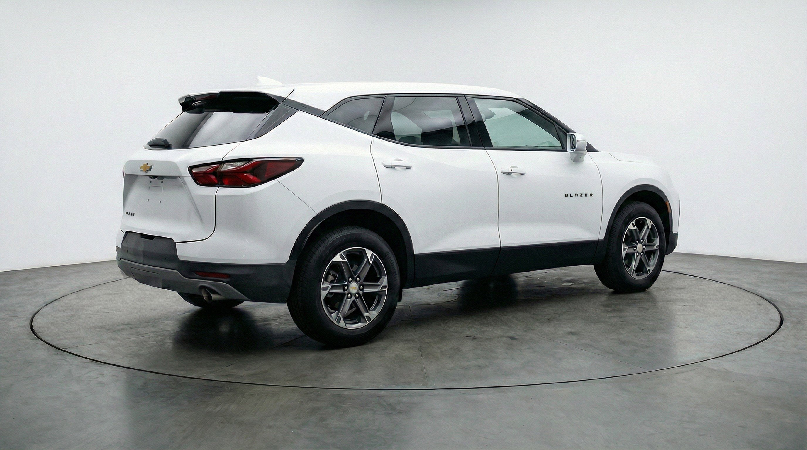 Used 2025 Chevrolet Blazer LT FWD image 9