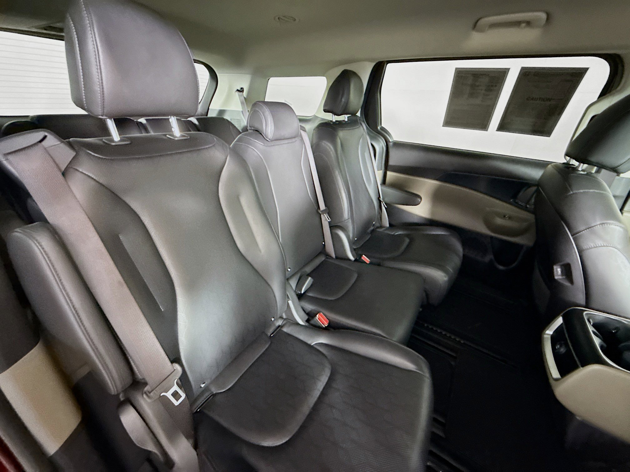Used 2025 Kia Carnival FWD image 35