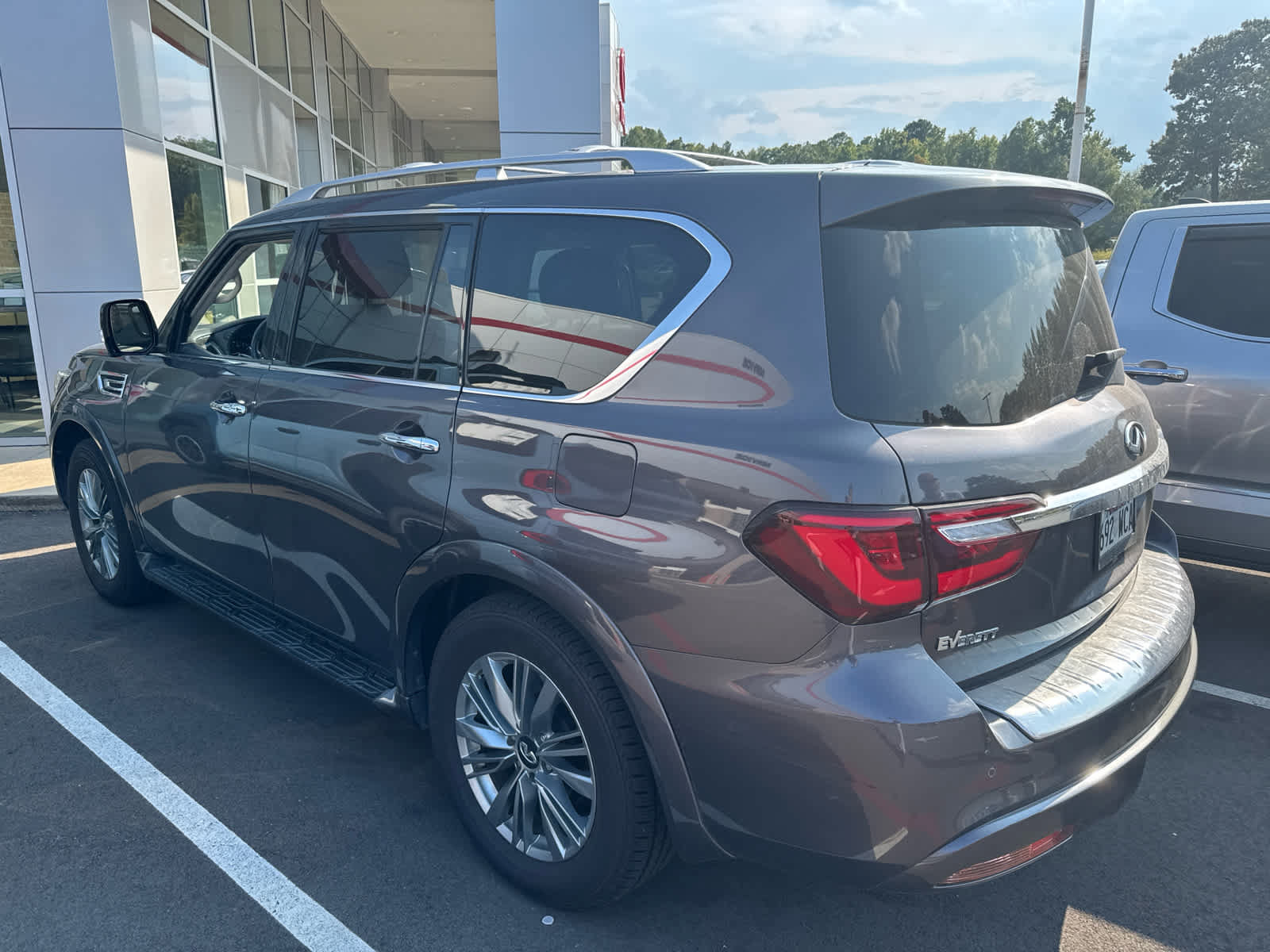 Used 2022 INFINITI QX80 Luxe w/ Cargo Package RWD image 4