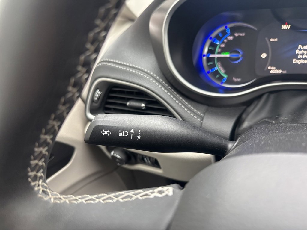 Used 2024 Chrysler Pacifica Select image 21