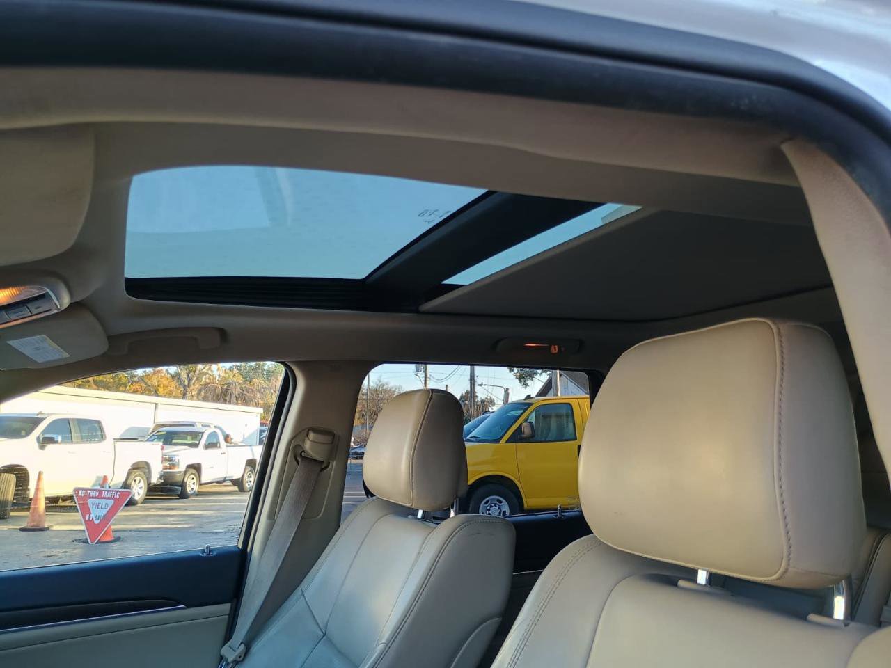 Used 2015 Jeep Grand Cherokee Limited w/ Luxury Group II image 10