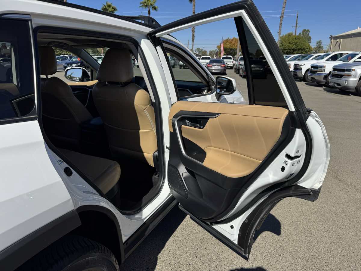 Used 2020 Toyota RAV4 XLE w/ Convenience Package AWD/4WD image 18